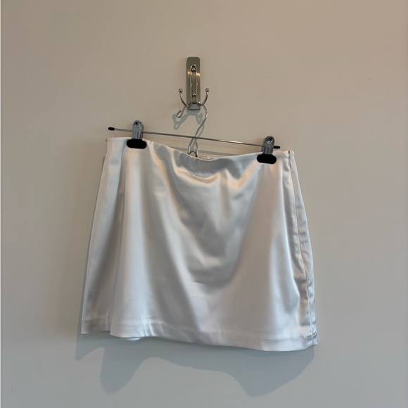 Abercrombie & Fitch Dresses & Skirts - Abercrombie & Fitch Cream Satin mini skirt